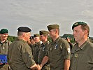 Generalleutnant Höfler, 2.v.l, zeichnet die Soldaten aus. (Bild öffnet sich in einem neuen Fenster)