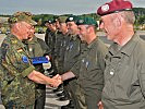 Der Stabschef der EUFOR-Mission, Löwenstein,l., ehrt die Soldaten. (Bild öffnet sich in einem neuen Fenster)