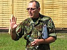 Sergeant Malone aus Irland leitete die Ausbildung. (Bild öffnet sich in einem neuen Fenster)
