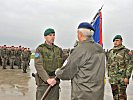 Oberstleutnant Rott, l., übernimmt die Flagge von Generalmajor Bair. (Bild öffnet sich in einem neuen Fenster)