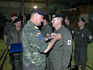 EUFOR-Kommandant Admiral Witthauer bei der Verleihung. (Bild öffnet sich in einem neuen Fenster)