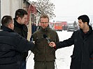 Oberleutnant Gailer im Gespräch mit der lokalen Presse. (Bild öffnet sich in einem neuen Fenster)