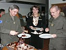 Oberst Günther Rozenits, l., eröffnet das Buffet. (Bild öffnet sich in einem neuen Fenster)