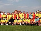 Fair Play: Ein Gruppenfoto mit beiden Mannschaften. (Bild öffnet sich in einem neuen Fenster)