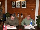 General Segur Cabanac und General Holma unterschreiben den Vertrag. (Bild öffnet sich in einem neuen Fenster)
