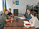 Oberstleutnant Seidl, l., im Gespräch mit Premierminister Mujic. (Bild öffnet sich in einem neuen Fenster)