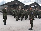 Die slowakischen Soldaten melden sich bei Brigadier Pronhagl. (Bild öffnet sich in einem neuen Fenster)