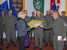 Oberst Müller r. und Vizeleutnant Pajchl m. übergeben den Scheck. (Bild öffnet sich in einem neuen Fenster)