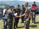 Brigadier Striedinger u. Brigadier General Sharpe überreichen die Diplome. (Bild öffnet sich in einem neuen Fenster)
