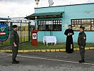 Oberst Müller, r., meldet an Oberst Rozenits. (Bild öffnet sich in einem neuen Fenster)