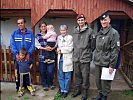 Familie Mujic, Annemarie Kury Mitte und LOT-Soldaten vor dem neuen Haus. (Bild öffnet sich in einem neuen Fenster)