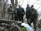 Oberst Rozenits, r., erklärt der Delegation das Projekt vor Ort. (Bild öffnet sich in einem neuen Fenster)