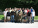 Die Besucher vor dem Bunker, darunter viele Soldaten aus Österreich. (Bild öffnet sich in einem neuen Fenster)