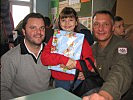 Die Organisatoren mit einem der beschenkten Kinder. (Bild öffnet sich in einem neuen Fenster)