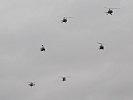Der Überflug der österreichischen Hubschrauber. (Bild öffnet sich in einem neuen Fenster)