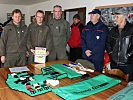 Das CIMIC-Team bei der Übergabe der Rettungsausrüstung. (Bild öffnet sich in einem neuen Fenster)