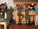 Die Künstler begeisterten die Soldaten mit ihrer Performance. (Bild öffnet sich in einem neuen Fenster)