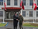 Botschafter Eacho und Generalmajor Bair vor dem EUFOR-Hauptquartier. (Bild öffnet sich in einem neuen Fenster)