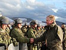 Eacho im Gespräch mit österreichischen Soldaten. (Bild öffnet sich in einem neuen Fenster)