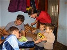 ... konnte sich über die Geschenke der Soldaten freuen. (Bild öffnet sich in einem neuen Fenster)