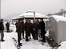 Oberst Rozenits, 4.v.r., begeleitete Generalmajor Villalain, 5.v.r. (Bild öffnet sich in einem neuen Fenster)