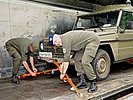 EUFOR-Kommandant Generalmajor Bair legte bei der Entladung selbst Hand an. (Bild öffnet sich in einem neuen Fenster)