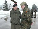 Oberst Günther Rozenits, l., und Generalmajor Ignacio Villalain. (Bild öffnet sich in einem neuen Fenster)