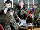 Generalmajor Villalain, r., unterzeichnete das Abkommen. (Bild öffnet sich in einem neuen Fenster)