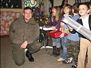 Die Soldaten freuen sich mit den Kindern. (Bild öffnet sich in einem neuen Fenster)