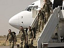Die Soldaten verlassen das Flugzeug. (Bild öffnet sich in einem neuen Fenster)
