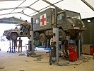Der Sanitätskraftwagen Pinzgauer wird auf der Hebebühne überprüft. (Bild öffnet sich in einem neuen Fenster)