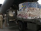 Am Flughafen wird eine Luftfracht von unseren Soldaten übernommen. (Bild öffnet sich in einem neuen Fenster)