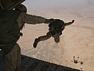 Soldaten des Jagdkommandos beim Absprung über Abéché. (Bild öffnet sich in einem neuen Fenster)