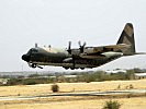 Ein EUFOR-Transporter landet in Abéché. (Bild öffnet sich in einem neuen Fenster)