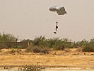 Mit dem Fallschirm erreichen sie jeden Ort im Einsatzgebiet. (Bild öffnet sich in einem neuen Fenster)