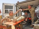 Sanitäter üben den Abtransport eines Patienten im Pinzgauer. (Bild öffnet sich in einem neuen Fenster)