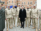 Gruppenfoto mit Minister Darabos und Generalmajor Bair. (Bild öffnet sich in einem neuen Fenster)