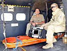 Frau Dr. Walter und Wachtmeister Stanislaw mit der Trage im "Puma". (Bild öffnet sich in einem neuen Fenster)