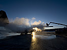 Die C-130 "Hercules" des Bundesheeres wird enteist. (Bild öffnet sich in einem neuen Fenster)