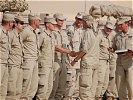 Zum Abschluss erhielten die Soldaten das Kontingents-Abzeichen verliehen. (Bild öffnet sich in einem neuen Fenster)