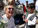 Herzlicher Empfang: Am Flughafen gibts ein Ständchen vom Kindergartenchor.