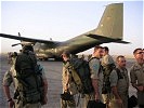 Stunden später: Aus-Checken am Flughafen in Kunduz. (Bild öffnet sich in einem neuen Fenster)