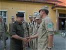 Generalmajor Höfler verabschiedet die Soldaten. (Bild öffnet sich in einem neuen Fenster)