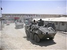 Zwei PandurRadpanzer treffen im Camp Warehouse ein. (Bild öffnet sich in einem neuen Fenster)