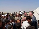 Segur-Cabanac übergibt Geschenke an afghanische Kinder. (Bild öffnet sich in einem neuen Fenster)