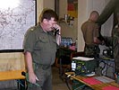 Auch die Besetzung des Satellitentelefons zählt zu den Aufgaben. (Bild öffnet sich in einem neuen Fenster)