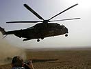 Die Hubschrauber-Crew übt die gefährlichen Staublandungen. (Bild öffnet sich in einem neuen Fenster)