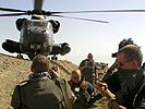 Der imposante Hubschrauber bietet ein ideales Motiv für die Journalisten. (Bild öffnet sich in einem neuen Fenster)
