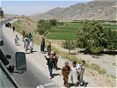 Kurz vor dem Stadttor von Kunduz tauchen die ersten winkenden Kinder auf. (Bild öffnet sich in einem neuen Fenster)