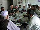Gemeinsames Essen mit Wirtschaftsvertretern: Besprechung letzter Details. (Bild öffnet sich in einem neuen Fenster)